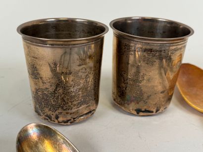 Silver lot including :
- two kettledrums,...