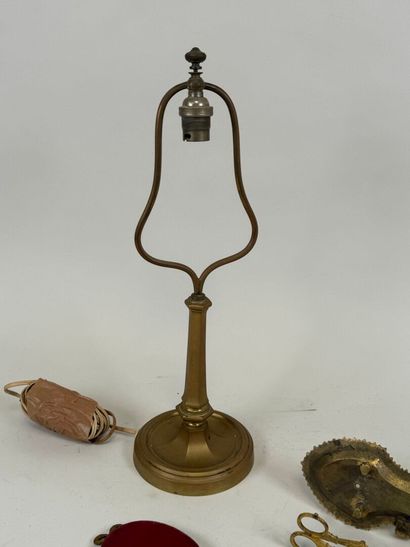 Lot including :
- chased bronze mouchette...