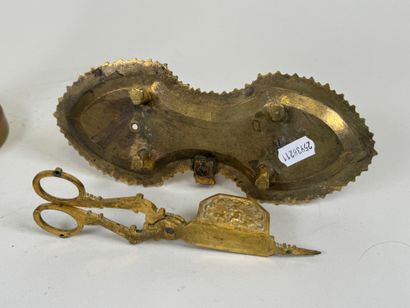 Lot including :
- chased bronze mouchette...
