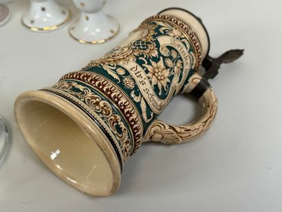 Lot including :
- nine polychrome porcelain...