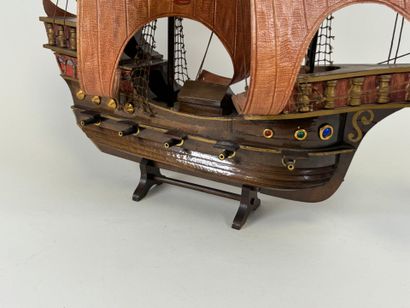 Model boat in wood, rope and brass.
58 x...