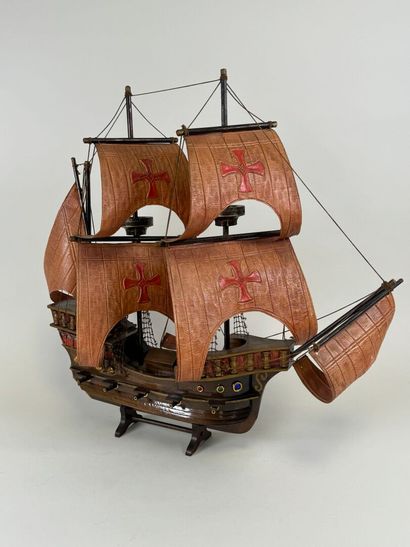 Model boat in wood, rope and brass.
58 x...