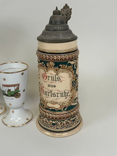 Lot including :
- nine polychrome porcelain...