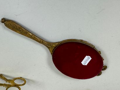 Lot including :
- chased bronze mouchette...