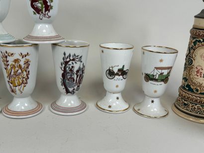 Lot including :
- nine polychrome porcelain...