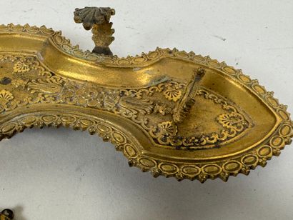 Lot including :
- chased bronze mouchette...