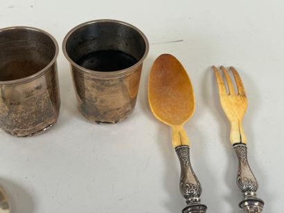 Silver lot including :
- two kettledrums,...