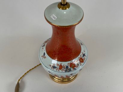 Porcelaine de Paris.
Polychrome and gold...