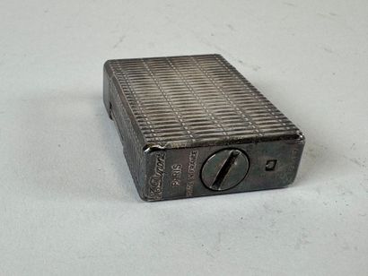 S.T. DUPONT.
Briquet en métal argenté guilloché.
1,5...
