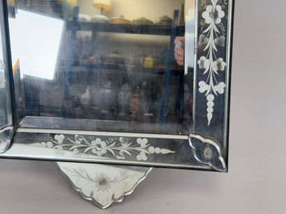Petit miroir dit de Venise en verres biseautés...