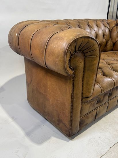 Brown leather Chesterfield sofa.
76 x 170...