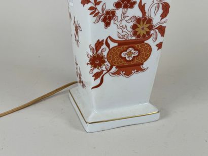Porcelaine de Paris.
Porcelain lamp on a...