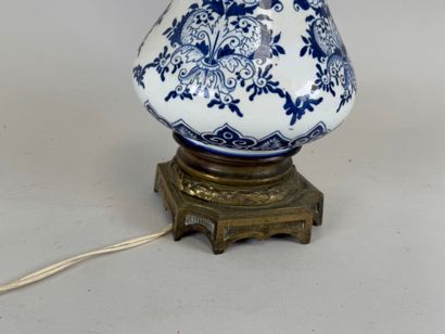 GIEN.
Lampe à pétrole en faïence bleu-blanc...