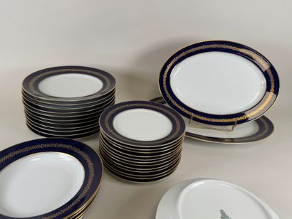 HEINRICH.
Partie de service de table en porcelaine...