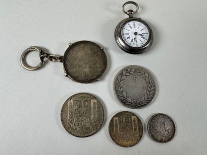 Lot de monnaies en argent comprenant :
-...