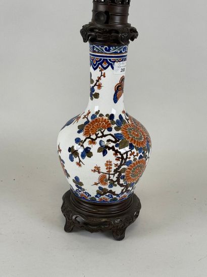 GIEN.
Lampe à pétrole en faïence polychrome...