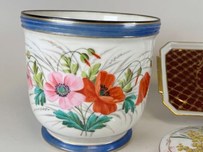 Lot en porcelaine polychrome et or comprenant...