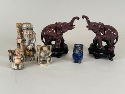CHINE, XXe.
Éléphants.
Deux sujets en pierre...