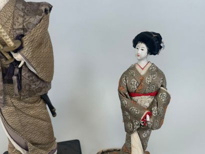 JAPON, XXe.
Trois poupées en bois laqué et...