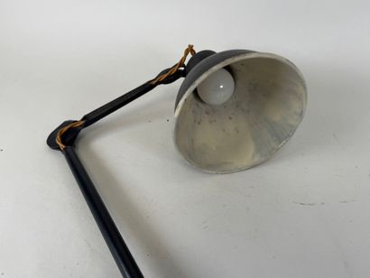 Lampe d'atelier en métal laqué noir.
H. 78...