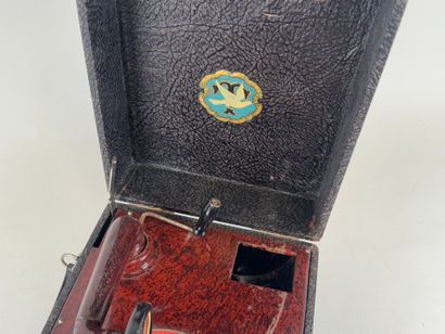 TRUMPF.
Petit tourne-disque phonographe.
Travail...