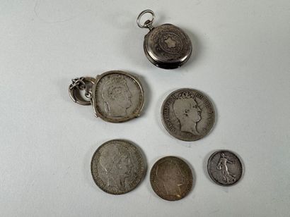 Lot de monnaies en argent comprenant :
-...