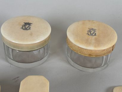 Partie de nécessaire de toilette en os et...