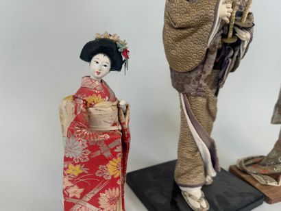 JAPON, XXe.
Trois poupées en bois laqué et...