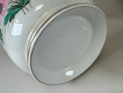Lot en porcelaine polychrome et or comprenant...