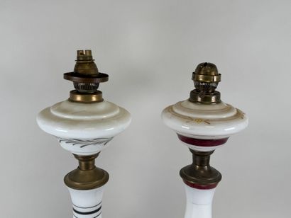 Deux lampes en verre opalin à décor de paysage...