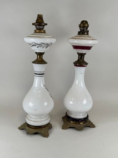 Deux lampes en verre opalin à décor de paysage...