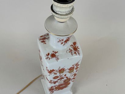 Porcelaine de Paris.
Porcelain lamp on a...