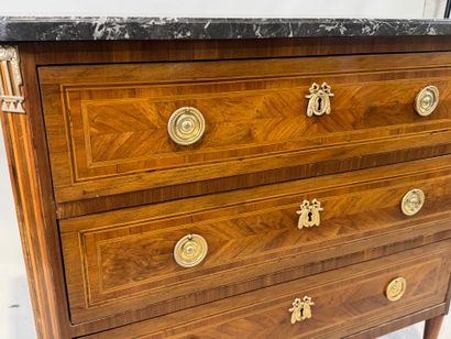 Wood and light wood marquetry chest of drawers...