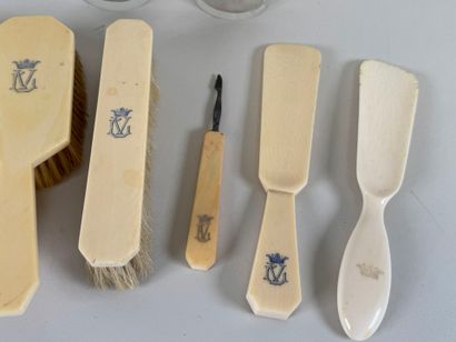 Partie de nécessaire de toilette en os et...