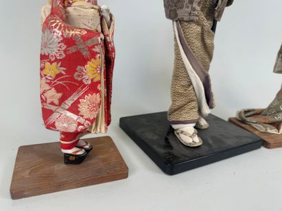 JAPON, XXe.
Trois poupées en bois laqué et...