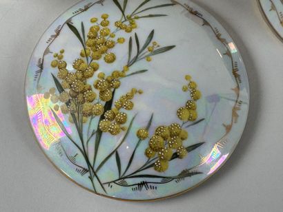 Lot en porcelaine polychrome et or comprenant...