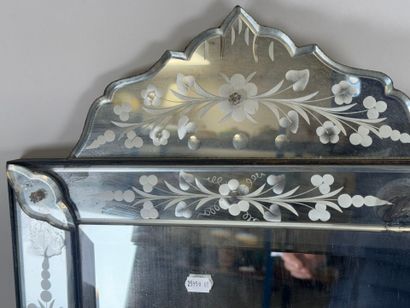 Petit miroir dit de Venise en verres biseautés...