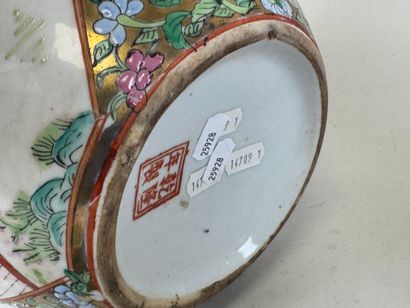 Lot comprenant :
- CHINE, XXe.
Verseuse en...
