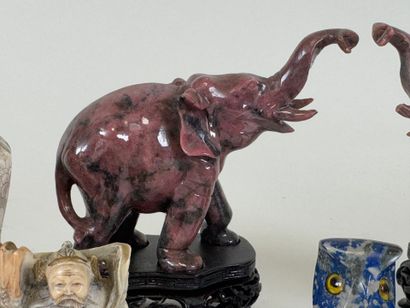 CHINE, XXe.
Éléphants.
Deux sujets en pierre...