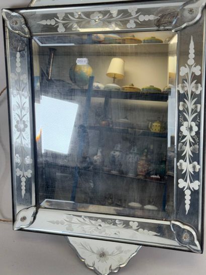 Petit miroir dit de Venise en verres biseautés...