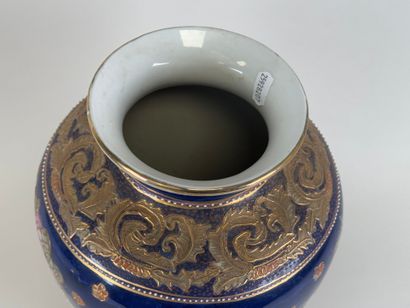 ASIA, 20th century.
Polychrome and gold porcelain...