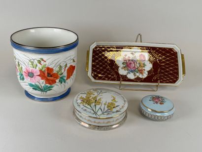 Lot en porcelaine polychrome et or comprenant...