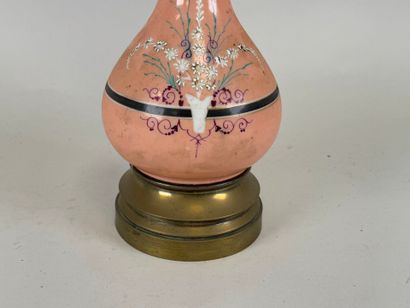 Lampe à pétrole en porcelaine sur fond rose...