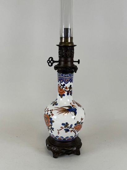 GIEN.
Lampe à pétrole en faïence polychrome...
