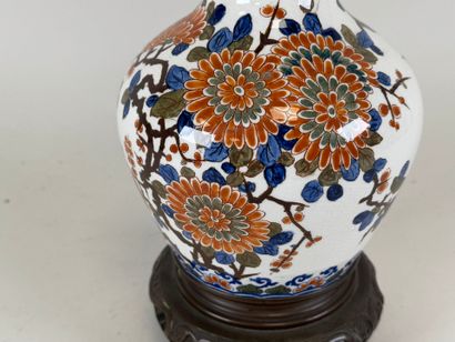 GIEN.
Lampe à pétrole en faïence polychrome...