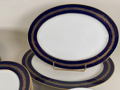 HEINRICH.
Partie de service de table en porcelaine...