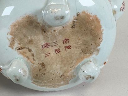 Lot comprenant :
- CHINE, XXe.
Verseuse en...