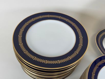HEINRICH.
Partie de service de table en porcelaine...