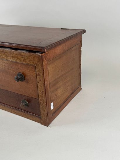 Petit meuble à poser en acajou ouvrant par...