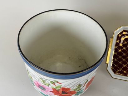 Lot en porcelaine polychrome et or comprenant...